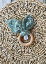 Carica l'immagine nel visualizzatore di Gallery, ANELLI da DENTIZIONE per neonato in legno di faggio e mussola