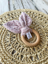 Carica l'immagine nel visualizzatore di Gallery, ANELLI da DENTIZIONE per neonato in legno di faggio e mussola