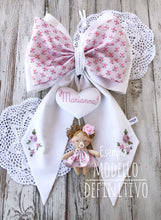 Carica l'immagine nel visualizzatore di Gallery, FIOCCO NASCITA PERSONALIZZATO base azzurra con bamboline e nome ricamato a mano