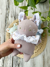 Carica l'immagine nel visualizzatore di Gallery, BAMBOLA di stoffa con SONAGLINO interno