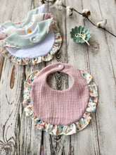 Carica l'immagine nel visualizzatore di Gallery, BAVAGLINO con volant in mussola e nido d'ape per neonato