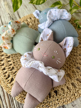 Carica l'immagine nel visualizzatore di Gallery, BAMBOLA di stoffa con SONAGLINO interno
