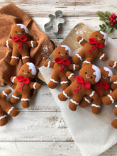 Carica l'immagine nel visualizzatore di Gallery, DECORAZIONE NATALIZIA fatta a mano. Omino di pan di zenzero di stoffa
