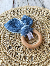 Carica l'immagine nel visualizzatore di Gallery, ANELLI da DENTIZIONE per neonato in legno di faggio e mussola