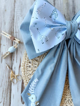 Carica l'immagine nel visualizzatore di Gallery, FIOCCO NASCITA PERSONALIZZATO base blu con bamboline e nome ricamato a mano