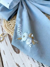 Carica l'immagine nel visualizzatore di Gallery, FIOCCO NASCITA PERSONALIZZATO base blu con bamboline e nome ricamato a mano