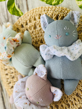 Carica l'immagine nel visualizzatore di Gallery, BAMBOLA di stoffa con SONAGLINO interno