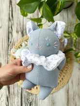 Carica l'immagine nel visualizzatore di Gallery, BAMBOLA di stoffa con SONAGLINO interno