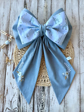 Carica l'immagine nel visualizzatore di Gallery, FIOCCO NASCITA PERSONALIZZATO base blu con bamboline e nome ricamato a mano