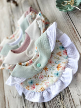 Carica l'immagine nel visualizzatore di Gallery, BAVAGLINO con volant in mussola e nido d'ape per neonato