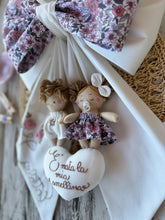 Carica l'immagine nel visualizzatore di Gallery, FIOCCO NASCITA PERSONALIZZATO base azzurra con bamboline e nome ricamato a mano