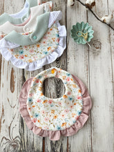 Carica l'immagine nel visualizzatore di Gallery, BAVAGLINO con volant in mussola e nido d'ape per neonato