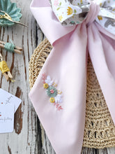 Carica l'immagine nel visualizzatore di Gallery, FIOCCO NASCITA PERSONALIZZATO base rosa con bamboline e nome ricamato a mano
