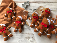 Carica l'immagine nel visualizzatore di Gallery, DECORAZIONE NATALIZIA fatta a mano. Omino di pan di zenzero di stoffa