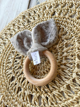 Carica l'immagine nel visualizzatore di Gallery, ANELLI da DENTIZIONE per neonato in legno di faggio e mussola