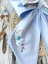 Carica l'immagine nel visualizzatore di Gallery, FIOCCO NASCITA PERSONALIZZATO base azzurra con bamboline e nome ricamato a mano