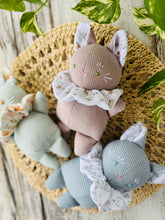Carica l'immagine nel visualizzatore di Gallery, BAMBOLA di stoffa con SONAGLINO interno