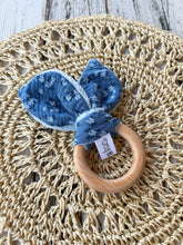 Carica l'immagine nel visualizzatore di Gallery, ANELLI da DENTIZIONE per neonato in legno di faggio e mussola