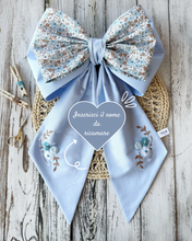 Carica l'immagine nel visualizzatore di Gallery, FIOCCO NASCITA PERSONALIZZATO base azzurra con bamboline e nome ricamato a mano
