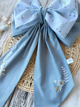 Carica l'immagine nel visualizzatore di Gallery, FIOCCO NASCITA PERSONALIZZATO base blu con bamboline e nome ricamato a mano