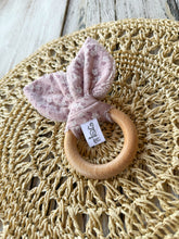 Carica l'immagine nel visualizzatore di Gallery, ANELLI da DENTIZIONE per neonato in legno di faggio e mussola