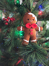 Carica l'immagine nel visualizzatore di Gallery, DECORAZIONE NATALIZIA fatta a mano. Omino di pan di zenzero di stoffa