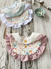 Carica l'immagine nel visualizzatore di Gallery, BAVAGLINO con volant in mussola e nido d'ape per neonato