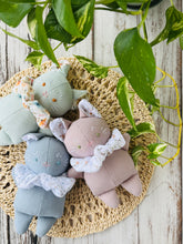 Carica l'immagine nel visualizzatore di Gallery, BAMBOLA di stoffa con SONAGLINO interno