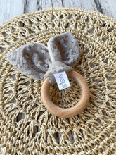 Carica l'immagine nel visualizzatore di Gallery, ANELLI da DENTIZIONE per neonato in legno di faggio e mussola