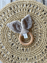 Carica l'immagine nel visualizzatore di Gallery, ANELLI da DENTIZIONE per neonato in legno di faggio e mussola