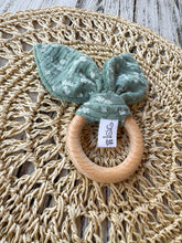 Carica l'immagine nel visualizzatore di Gallery, ANELLI da DENTIZIONE per neonato in legno di faggio e mussola