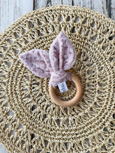 Carica l'immagine nel visualizzatore di Gallery, ANELLI da DENTIZIONE per neonato in legno di faggio e mussola