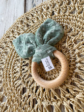 Carica l'immagine nel visualizzatore di Gallery, ANELLI da DENTIZIONE per neonato in legno di faggio e mussola