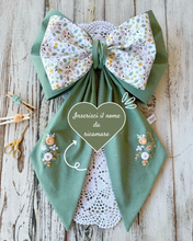 Carica l'immagine nel visualizzatore di Gallery, FIOCCO NASCITA PERSONALIZZATO base verde con bamboline e nome ricamato a mano