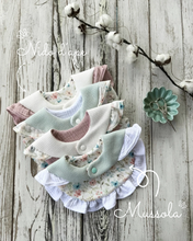 Carica l'immagine nel visualizzatore di Gallery, BAVAGLINO con volant in mussola e nido d'ape per neonato
