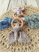 Carica l'immagine nel visualizzatore di Gallery, ANELLI da DENTIZIONE per neonato in legno di faggio e mussola