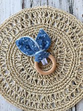 Carica l'immagine nel visualizzatore di Gallery, ANELLI da DENTIZIONE per neonato in legno di faggio e mussola