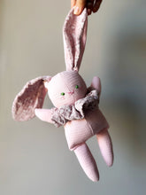 Carica l'immagine nel visualizzatore di Gallery, Coniglietto di stoffa con SONAGLINO interno