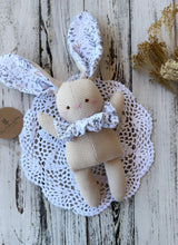 Carica l'immagine nel visualizzatore di Gallery, Coniglietto di stoffa con SONAGLINO interno