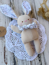 Carica l'immagine nel visualizzatore di Gallery, Coniglietto di stoffa con SONAGLINO interno
