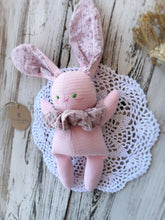Carica l'immagine nel visualizzatore di Gallery, Coniglietto di stoffa con SONAGLINO interno