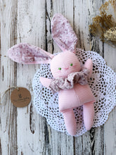 Carica l'immagine nel visualizzatore di Gallery, Coniglietto di stoffa con SONAGLINO interno