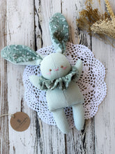 Carica l'immagine nel visualizzatore di Gallery, Coniglietto di stoffa con SONAGLINO interno