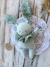 Carica l'immagine nel visualizzatore di Gallery, Coniglietto di stoffa con SONAGLINO interno