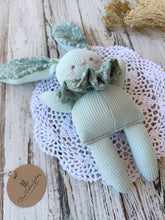 Carica l'immagine nel visualizzatore di Gallery, Coniglietto di stoffa con SONAGLINO interno