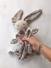 Carica l'immagine nel visualizzatore di Gallery, DOUDOU per neonato in mussola e minky pile