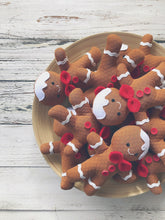 Carica l'immagine nel visualizzatore di Gallery, DECORAZIONE NATALIZIA fatta a mano. Omino di pan di zenzero di stoffa