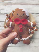 Carica l'immagine nel visualizzatore di Gallery, DECORAZIONE NATALIZIA fatta a mano. Omino di pan di zenzero di stoffa