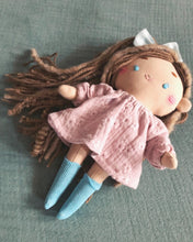 Carica l'immagine nel visualizzatore di Gallery, BAMBOLA di pezza con capelli in lana e viso ricamato a mano