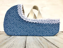 Carica l'immagine nel visualizzatore di Gallery, TRASPORTINO in feltro e cotone con manici per BEBE' DOLLS. Cuscino e copertina blu con fiori bianchi